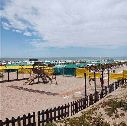 En Punta Mogotes, las carpas de Playa 24 pueden proveer reparo y confort durante todo el día