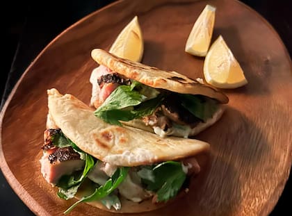 En Punto Mona el taco de pollo asado figura entre los destacados de la sección de platos calientes