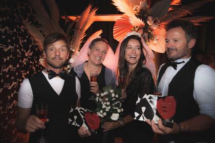 En Punto Mona parte de la propuesta es casarse, si, no es legal, pero sirve para practicar: ¡Felices los novios!