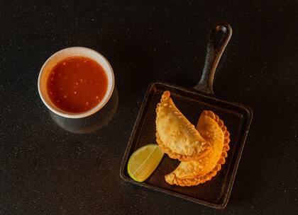 En Punto Mona se puede probar las empanadas de langostinos con leche de coco y salsa llajua