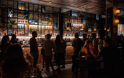 En Punto Mona usan estas copas para sus tragos: "Lo que más valoro es cómo el cristal fino no solo se ve bien sino que también transforma la experiencia al beber. Sus terminaciones delicadas aportan una sensación al tacto que realmente hace la diferencia”, dice Mona Gallosi.