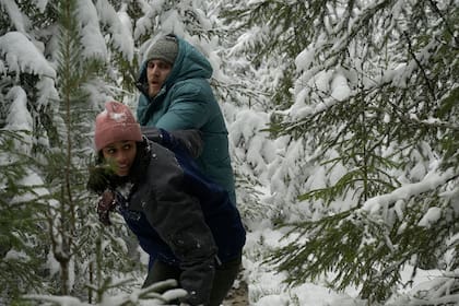 En Punto rojo, lo que comienza como un viaje de reconciliación termina convirtiéndose en una pesadilla para una pareja
