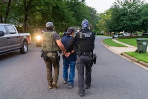 El ICE paga millones de dólares a policías para arrestar migrantes bajo el programa 287(g)