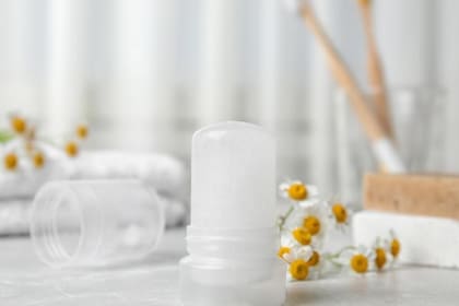 En qué remojar la piedra de alumbre para utilizarla como desodorante