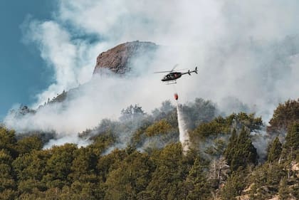 En Quillén, Neuquén, se utilizaron helicópteros con helibalde para tratar de controlar los incendios del bosque