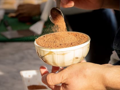 En Quotidiano el tiramisú lleva cacao semiamargo.