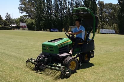 En Racing, las tareas esenciales de cortar el césped y fumigar, también por el dengue