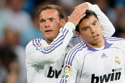 En Real Madrid Sneijder llegó a ser compañero de equipo de Javier Saviola.