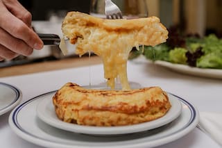 Cómo hacer la tortilla perfecta: la proporción entre papa y huevo, con o sin cebolla, y jugosa o bien cocida