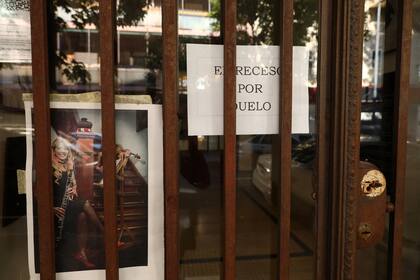 "En receso por duelo" indica al público un cartel en la puerta de la Fundación y Museo Borges