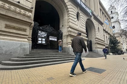 En reclamo por sus sueldos: los docentes del Colegio Nacional no pasarán las calificaciones