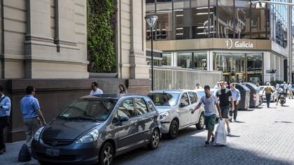 En Reconquista al 200, hay autos oficiales detenidos en la calle