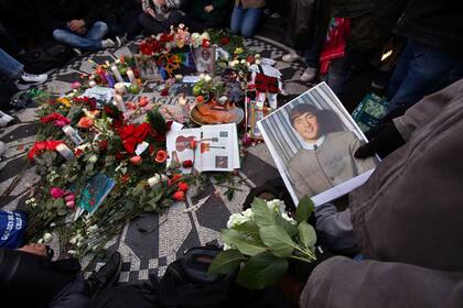 En recuerdo de John Lennon, multitudes se reúnen y dejan flores en el mosaico todos los 8 de diciembre, en Nueva York. 