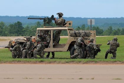 En redes sociales, Van Dyke siempre ocultó su función como militar