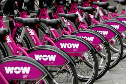 En Reikiavik bicicletas para alquilar con el logo de la aerolínea WOW Air