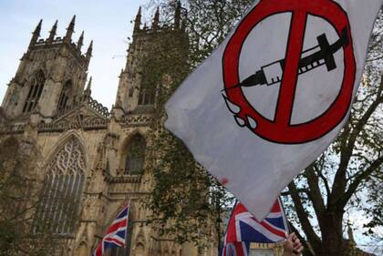 En Reino Unido, así como en otros lugares de Europa y el mundo, ha habido grupos que se resisten a vacunarse contra la covid-19.