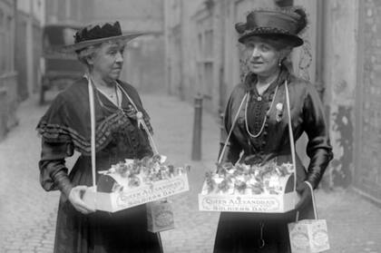 En Reino Unido, las damas de sociedad, como Lady Hanbury Williams y la Sra. Schlater aquí fotografiadas en el Día del Soldado en mayo de 1917, a menudo vendían banderas para recaudar fondos