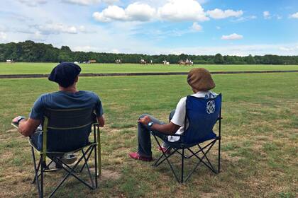 En reposo. Nicolás Puig y Darío Alcaraz, con sus alpargatas y boinas, imponen las costumbres argentinas en este club, 50 kilómetros al norte de París