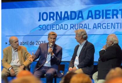 En Resistencia, el gobernador Zdero, junto al presidente de la SRA, Nicolás Pino; y otros dirigentes ruralistas de la región