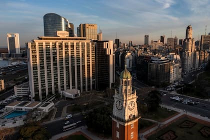 En Retiro, vista de la Torre Monumental, la plaza San Martín, y a la izquierda, el hotel Sheraton  