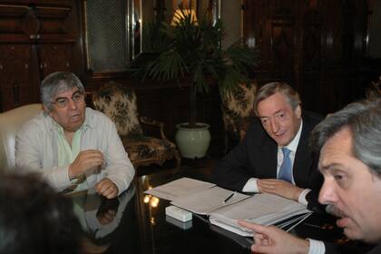 En reunión con Néstor Kirchner y Hugo Moyano en Casa de Gobierno, el 5 de abril de 2006
