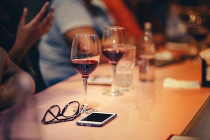 En reuniones formales, los vinos blancos se sirven antes que los tintos