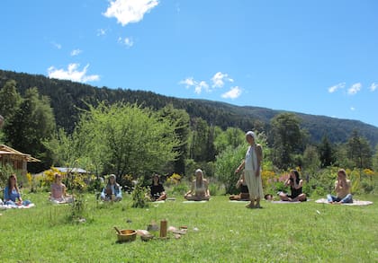 En Rey Sol Reina Luna, Ghila ofrece una meditación en un paisaje de montañas y mucho verde