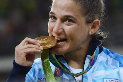 En Río 2016, Paretto también posó con su medalla en la boca