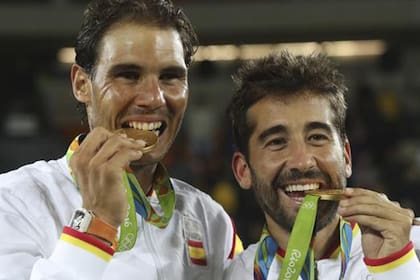 En Río 2016 Rafa Nadal y Marc López con sus medallas de oro ganadas en la final de tenis de dobles masculino 