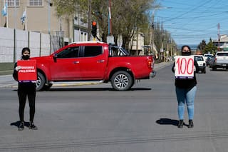 Río Gallegos. Con letreros en los semáforos, alertan sobre el número de muertos