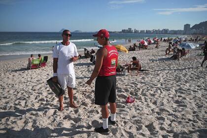 En Río, las autoridades aconsejaron a la gente abandonar las playas para controlar la pandemia de coronavirus