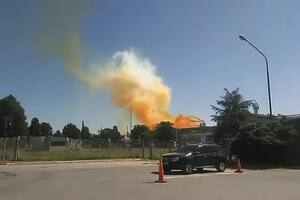 En Río Tercero se vio una columna de humo naranja por la fuga de ácido nítrico