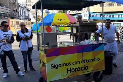 En Rivadavia y José M. Moreno, un camión de helado Pro alegró a los transeúntes
