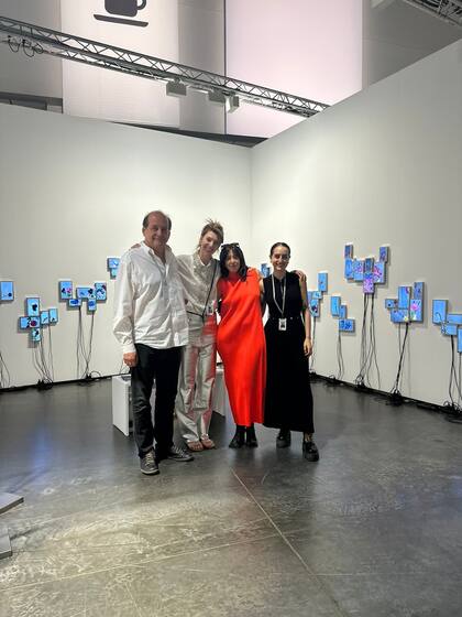 En Rolf Art celebraron con Julieta Tarraubella y Roberto Huarcaya las ventas realizadas el primer día de la apertura de Art Basel a invitados especiales