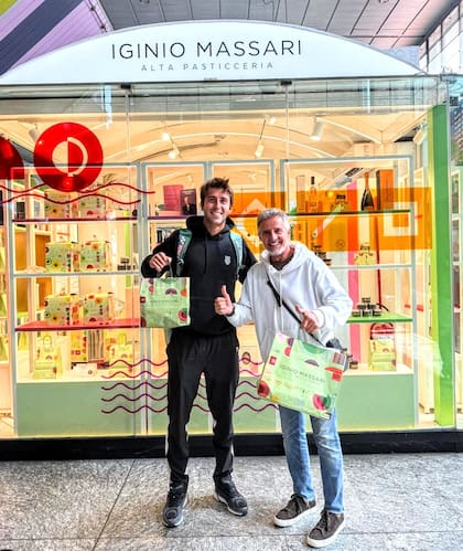 En Roma, con Etcheverry, dándose un gusto de la mejor repostería italiana