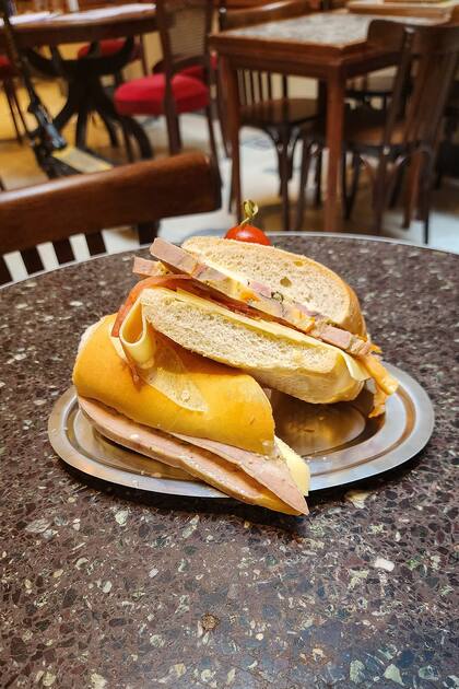 En Roma también lo ofrecen en sándwich y hay una versión en pan de pizza