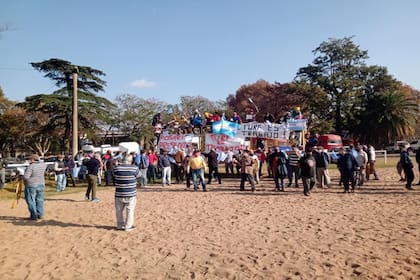 En Rosario, banderas, pancartas y el reclamo del turf, junto a una de las gateras