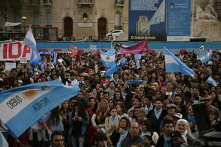 Salvo algunos cruces, la movilización frente al Congreso transcurre en paz