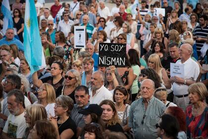 En Rosario la gente llevó carteles en memoria del fiscal Alberto Nisman