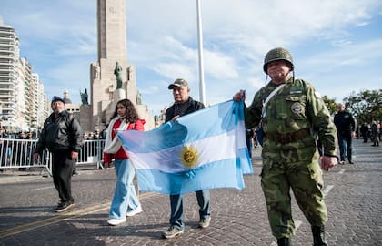 En Rosario, los actos por el Día de la Bandera fueron a pura emoción con la presencia de excombatientes de Malvinas