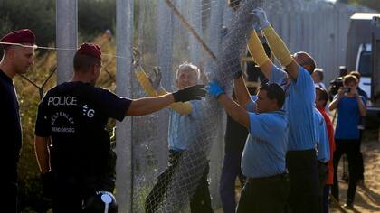 En Roszke, Hungría, se instaló un alambrado en la frontera con Serbia para detener el flujo migratorio
