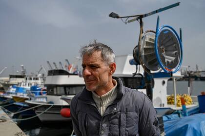 En Rumelifeneri, un puerto marítimo situado a la entrada del Bósforo, al norte de Estambul, la mayoría de los pescadores han permanecido en el muelle desde que una semana antes se encontró una mina a la deriva en el Mar Negro, a pocas millas de distancia.