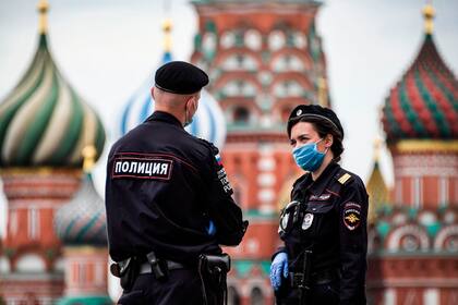 Dos oficiales durante un momento de distensión en las calles de Moscú