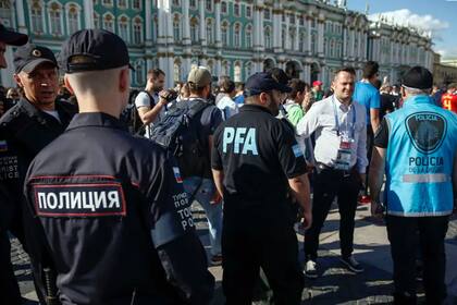 En Rusia, la seguridad durante el Mundial expulsó a 50 hinchas argentinos.