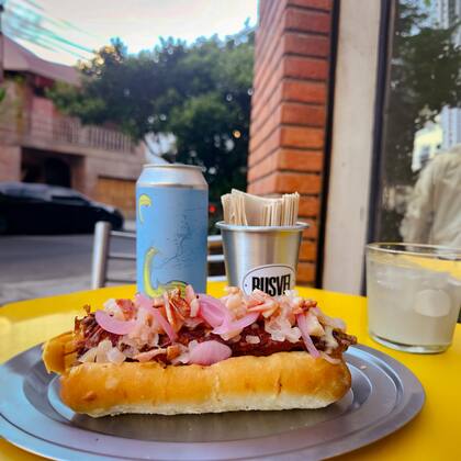 En Rusvel "el concepto principal es trabajar con productos de estación, si conseguimos orgánicos, mucho mejor. Encurtidos, pickles caseros, chucrut, chutney, pesto... La idea es que nada salga de un paquete, a excepción de la salchicha"