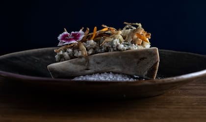 En Sál, el restaurante de cocina nórdica, usan el tuétano para hacer una mayonesa que acompaña un tartar de calamar, con perejil y stegte log.