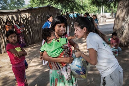 En Salta. Maca Aucapiña entrega un bolsón de alimentos a una familia en La Puntana, en el norte de Salta. Ella es parte de la ONG Pata Pila. Para ayudar: patapila.org; padrinos@patapila.org
