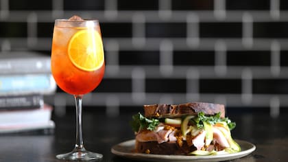 En Salvaje Bakery lo que más sale es el spritz para acompañar el sándwich de braseado de cerdo