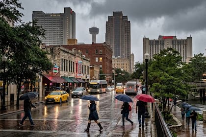 En San Antonio, un individuo requiere un ingreso anual de US$83.242 para cubrir sus necesidades, permitirse gastos discrecionales y mantener un margen de ahorro constante