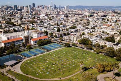 En San Francisco pintan círculos en el suelo para el distanciamiento social